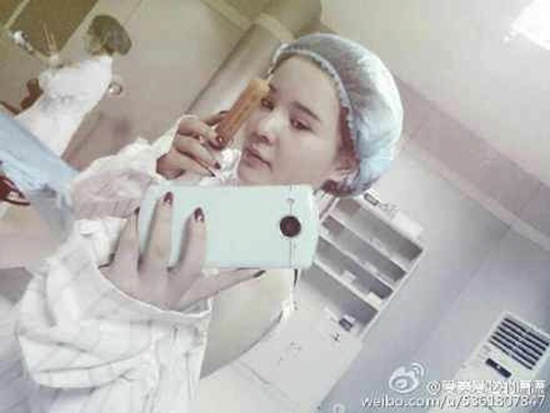 
Xiao Xiao khoe ảnh trong phòng phẫu thuật. Ảnh: Weibo

