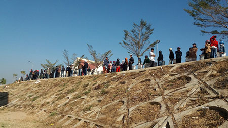 Đến sáng ngày 19/2, rất đông người đã đến theo dõi việc tìm kiếm xác nạn nhân