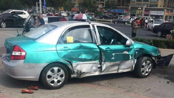 
Chiếc xe màu xanh bị đâm nát bét.
