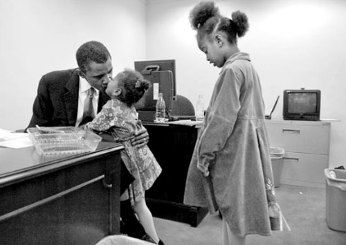 
Obama và những khoảnh khắc hạnh phúc bên hai con. Ảnh: Chicago Tribune/ Pete Souza.
