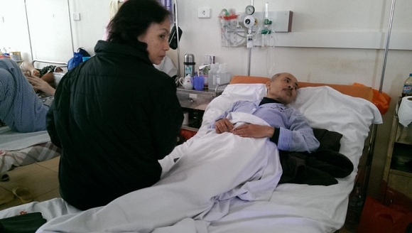 
Vợ nghệ sĩ Hán Văn Tình tận tình chăm sóc chồng bị ung thư phổi
