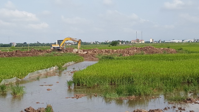 
Mọi hoạt động thi công tại móng cột thứ hai đã bị đình chỉ để làm rõ. Ảnh Cao Tuân
