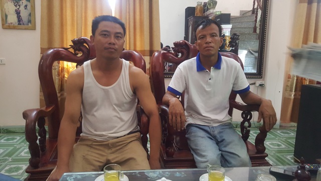 
Anh Vũ Văn Thuận (bên phải) và Vũ Ngọc Hồi - những người phản ánh sự việc đến Báo Gia đình & Xã hội. Ảnh: Cao Tuân
