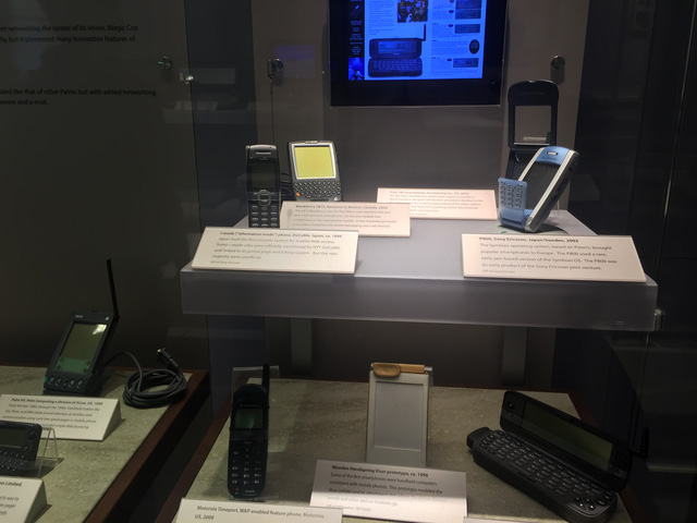 
Những thiết bị cầm tay cũng được lưu trữ trong bảo tàng.
