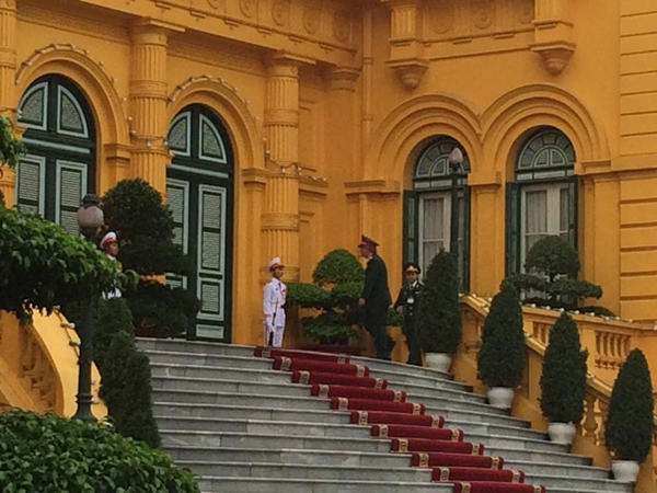 Thượng tướng Nguyễn Chí Vịnh, Thứ trưởng Bộ Quốc phòng, tiến vào Phủ Chủ tịch. Ảnh: Việt Anh.