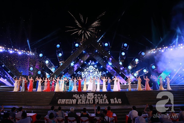 
36 thí sinh hai miền hội ngộ trên sân khấu, đây sẽ là những cô gái góp mặt trong đêm chung kết Hoa hậu Việt Nam 2016 diễn ra tại TP HCM vào ngày 28/8 tới.
