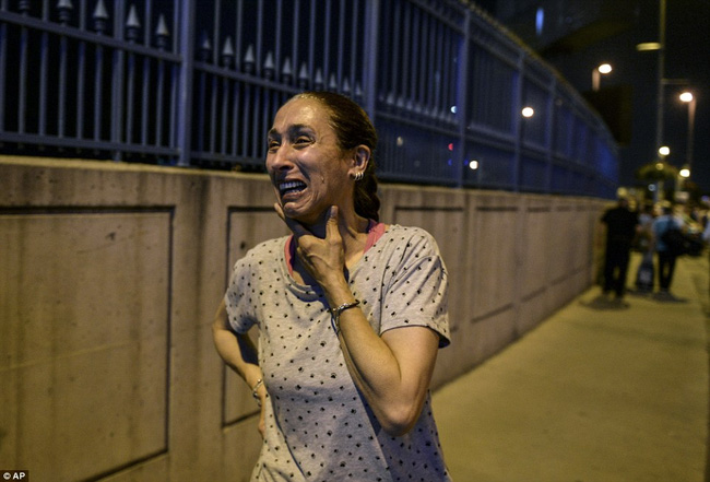 
Một phụ nữ khóc bên ngoài sân bay Ataturk của Istanbul, nơi ba kẻ khủng bố rải đạn tại nhà ga trước khi nổ áo tự tử

