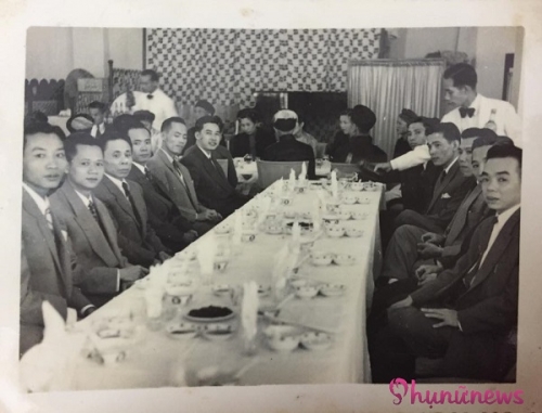 Tiệc đám cưới những năm 50 được sắp xếp phân chia rõ ràng, nam nữ ngồi riêng, các bậc phụ lão và thanh niên cũng ngồi theo từng khu vực riêng biệt.