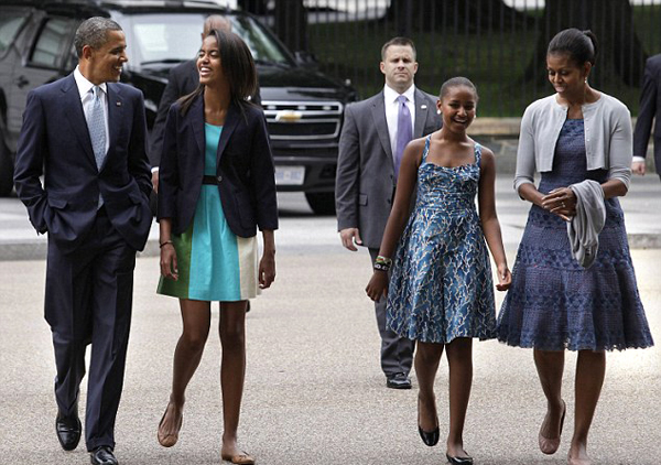 Hai cô gái nhà Obama ngày càng cao lớn, duyên dáng và nữ tính. Ảnh: Reuters.