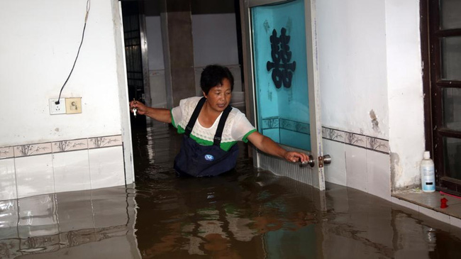 
Nước ngập vào nhà của một hộ dân tại tỉnh Giang Tô.
