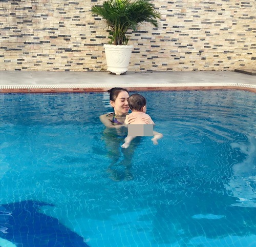 Thu Minh bơi lội cùng con trai đầu lòng.