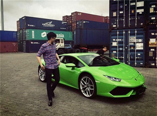 
Phan Thành cũng sở hữu một chiếc Lamborghini Hurracan.
