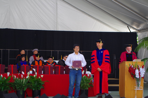 Năm 2015, Phạm Hy Hiếu (aó trắng) nhận giải thưởng The Ben Wegbreit dành cho sinh viên có luận văn xuất sắc nhất tại Đại học Stanford. Ảnh: P.H