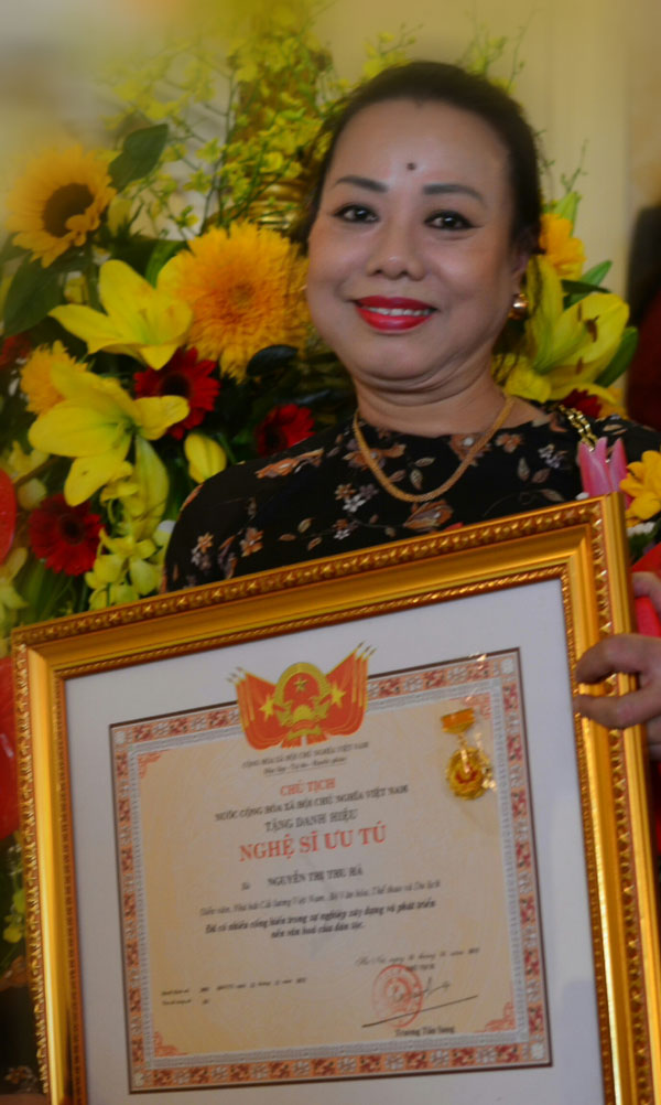 
NSƯT Thu Hà trong ngày nhận danh hiệu NSƯT vì những đóng góp của mình cho Cải lương.
