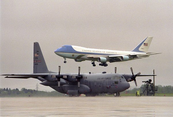 
Máy bay không vận quân sự chuyển hàng chục phương tiện tới các thành phố mà Tổng thống Mỹ công du.
