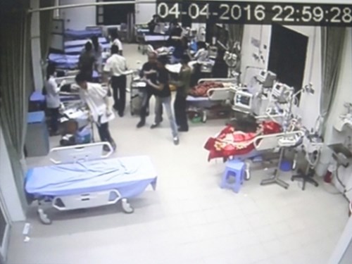 
(Ảnh camera ghi lại): Tuấn tôm cùng đàn em truy sát anh D. tại Bệnh viện Thái Nguyên.
