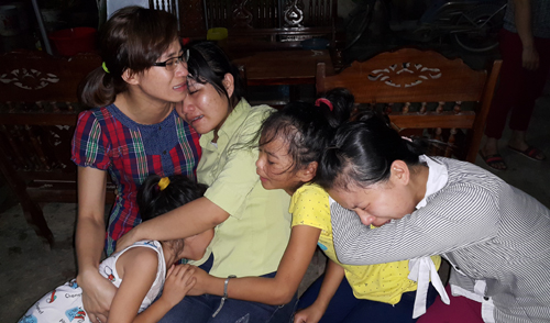 Bốn người con gái của nạn nhân Nguyễn Kế Hậu ôm lấy nhau khóc lịm khi xe chở thi thể bố chuẩn bị về tới nhà. Ảnh: Hải Bình.