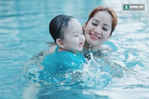 
Dù hơn chồng cả chục tuổi nhưng Khánh Thi rất tự tin về hạnh phúc gia đình mình.
