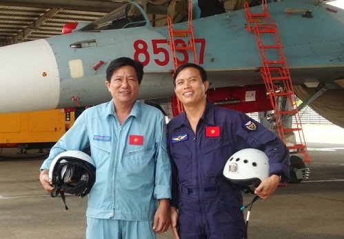 Đại tá Nguyễn Xuân Tuyến (phải) người từng cứu máy bay Su-30MK2. Ảnh Tuổi Trẻ