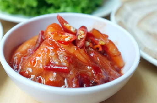 Tôm chua Huế là món ăn dân dã không thể thiếu trong dịp Tết. Ảnh: monngon.asia