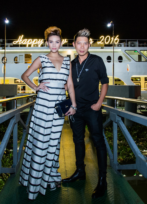 Bộ đôi DJ tạo dáng tình tứ khi dự dạ tiệc Diamond Sunset tổ chức trên du thuyền sang trọng neo đậu ở sông Sài Gòn.