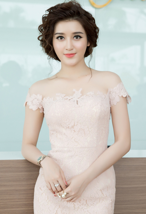 Huyền My được nhiều người khen ngày càng xinh đẹp, gợi cảm từ sau khi đăng quang Á hậu Việt Nam 2014.