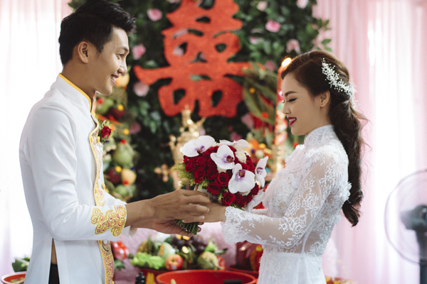 
Ca sĩ Linh Phi mặc áo dài cưới đính kết cầu kỳ trong ngày vu quy.
