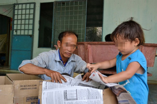 Vì cực quá, ông Sang dạy cho con mình làm việc từ khi còn nhỏ.