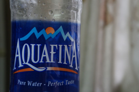 
Nhãn chai Aquafina chỉ ghi Pure Water - có nghĩa là nước tinh khiết

