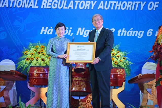 Bộ trưởng Bộ Y tế Nguyễn Thị Kim Tiến nhận chứng nhận hệ thống quản lý quốc gia về vắcxin (NRA) đã được Tổ chức Y tế thế giới công nhận từ Giám đốc WHO khu vực Tây Thái Bình Dương