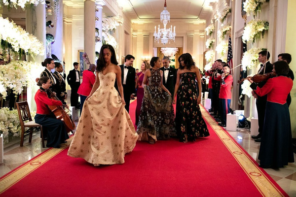 
Malia chọn một chiếc váy màu be hở vai thuộc nhãn hiệu Naeem Khan với giá 17.990 USD (khoảng 400 triệu VNĐ). Ảnh: White House

