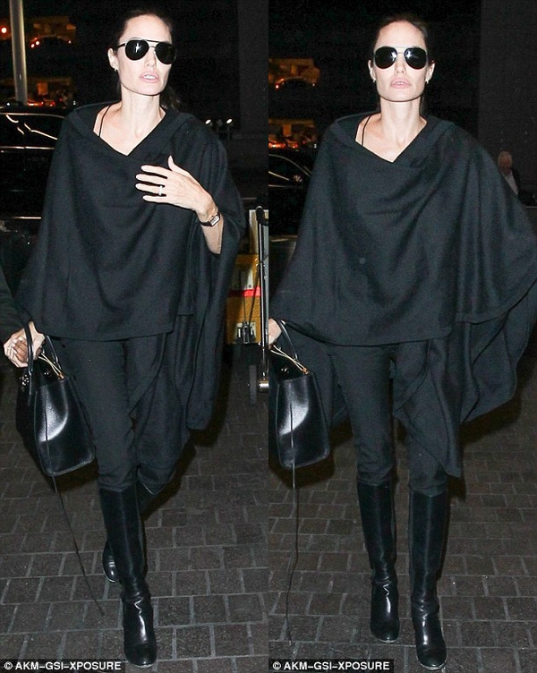 
Angelina Jolie diện 1 cây đen thời trang khi xuất hiện cùng với các con ở sân bay Los Angeles. Tuy nhiên trông cô có vẻ gầy guộc và hốc hác hơn so với trước kia.
