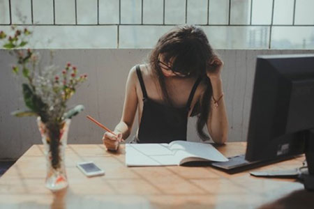 Cô gái nhân vật chính trong bộ ảnh Giờ học tới rồi luôn sợ hãi mọi người xung quanh sẽ nhận ra mình.