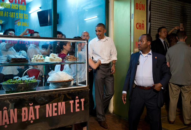 
Ông Obama bắt tay với thực khách và người bán hàng tại quán bún chả Hương Liên. (Ảnh: AP)
