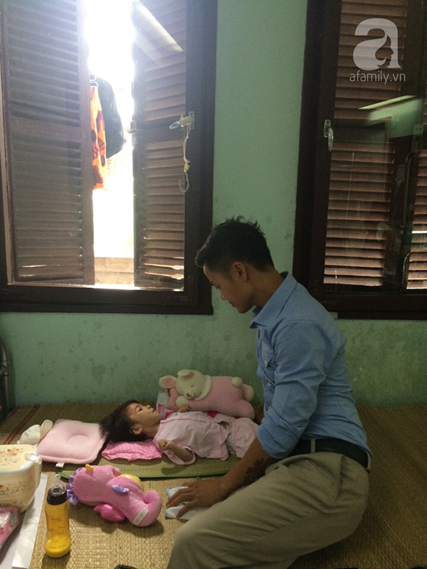 Anh Lê Đăng Hưng - người đại diện cho một nhóm tình nguyện viên đang chăm sóc bé Nhi tại bệnh viện