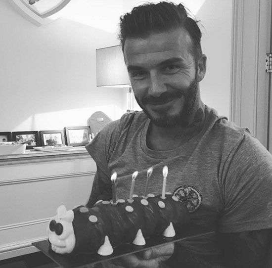 Becks được các con tặng chiếc bánh kem hình con sâu bướm ngộ nghĩnh. Ảnh:Instagram.