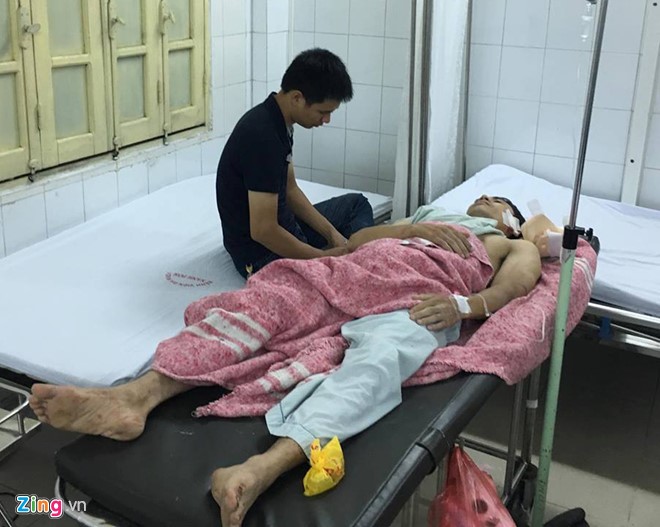 Nạn nhân vụ nhà sập đang điều trị tại bệnh viện Xanh Pôn. Ảnh: Quang Đức.