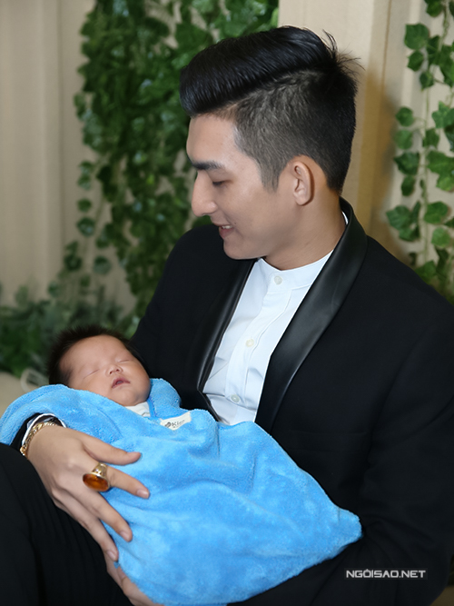 
Em bé được bố Bảo Duy hết mực cưng chiều. Hàng ngày chồng Phi Thanh Vân đều tự tay chăm sóc, thay tã, giúp vợ cho con bú bình.
