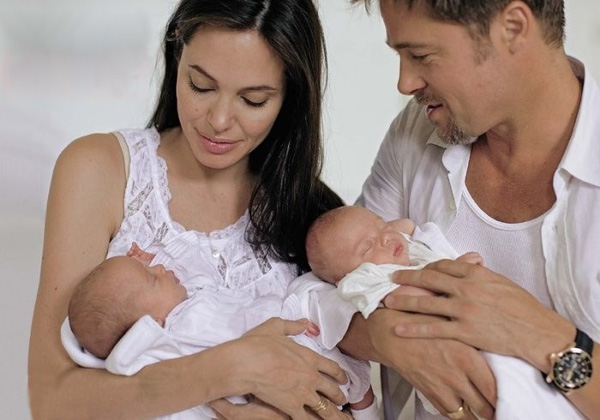 
Năm 2008, Angelina sinh hạ cặp song sinh một trai, một gái cho Brad Pitt.
