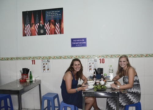 Conner Haase (phải) và bạn của mình cảm thấy những hình ảnh Obama treo trên tường quán rất “hài hước và thú vị”.