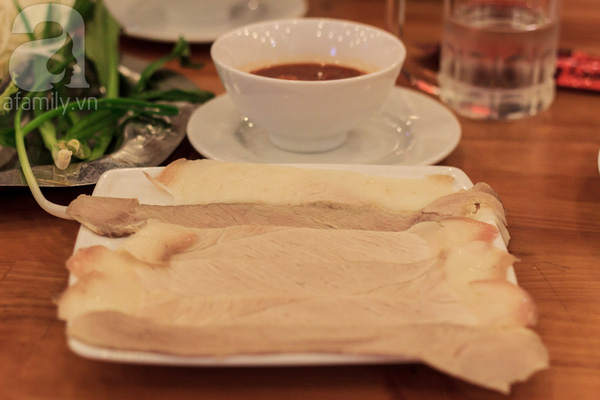 Bên cạnh món mì Quảng chủ đạo, quán cũng có bán thêm bánh tráng cuốn thịt heo giá 35.000 đồng/ đĩa.
