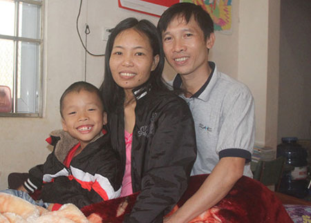 Vợ chồng Chín, Phương và con trai Bảo Phúc trước khi nhập viện điều trị tràn dịch phổi