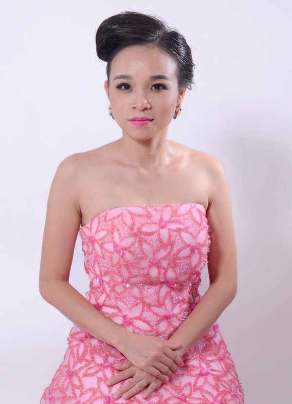 C&ocirc; tự tin với vai tr&ograve; mẫu ảnh, kho&aacute;c l&ecirc;n m&igrave;nh những bộ trang phục lộng lẫy của NTK Dương Ngọc Long.