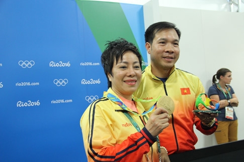 HLV Nguyễn Thị Nhung (trái) và Hoàng Xuân Vinh chung niềm vui chiến thắng - ảnh: Quang Tuyến.