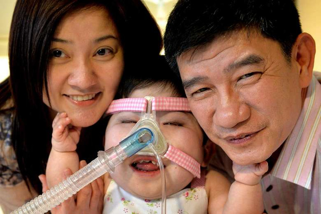 
Pei Shan hạnh phúc trong tình yêu thương của cha mẹ.
