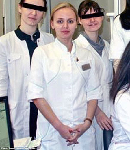 Cô gái tóc vàng ở giữa được cho là Maria, con gái của Putin, theo học ngành y ở Moscow. Maria đã hoàn tất chương trình học Tiến sĩ, và hoàn thành nghiên cứu sau Tiến sĩ về bệnh chậm lớn.