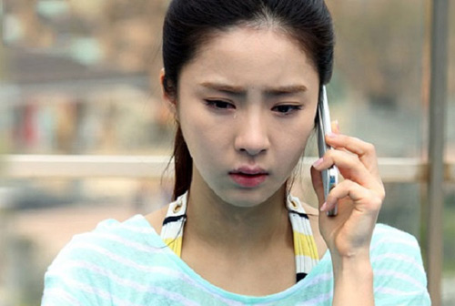Hoài ôm mẹ mà khóc, chẳng ngờ món quà cưới tiền tỉ ấy lại là tiền của mẹ cô (Ảnh minh họa).