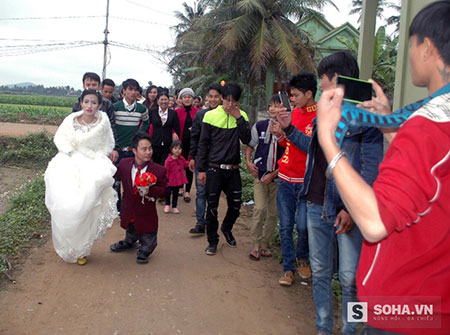 Đám cưới của cặp đôi này được rất nhiều người trong làng đến chúc phúc.