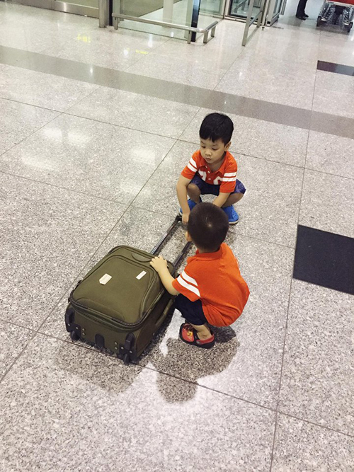 
Tuy nhiên, chỉ ít phút sau, hai cậu nhóc chỉ quan tâm đến vali đựng quà.
