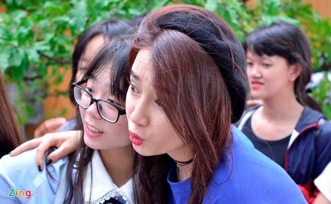 
 Bạn g&aacute;i Trường Giang nh&iacute; nhảnh b&ecirc;n c&aacute;c fan th&acirc;n thiết. Tr&ecirc;n phim, Nh&atilde; Phương lấy l&ograve;ng kh&aacute;n giả nhờ những vai đẫm nước mắt nhưng ngo&agrave;i đời c&ocirc; vui tươi, năng động v&agrave; h&agrave;i hước.
